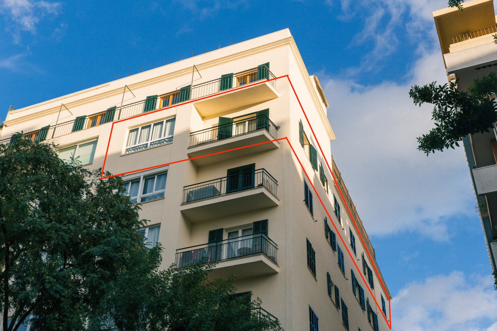 Edificio residencial representativo con un concepto de balcón moderno y un diseño de fachada bien pensado