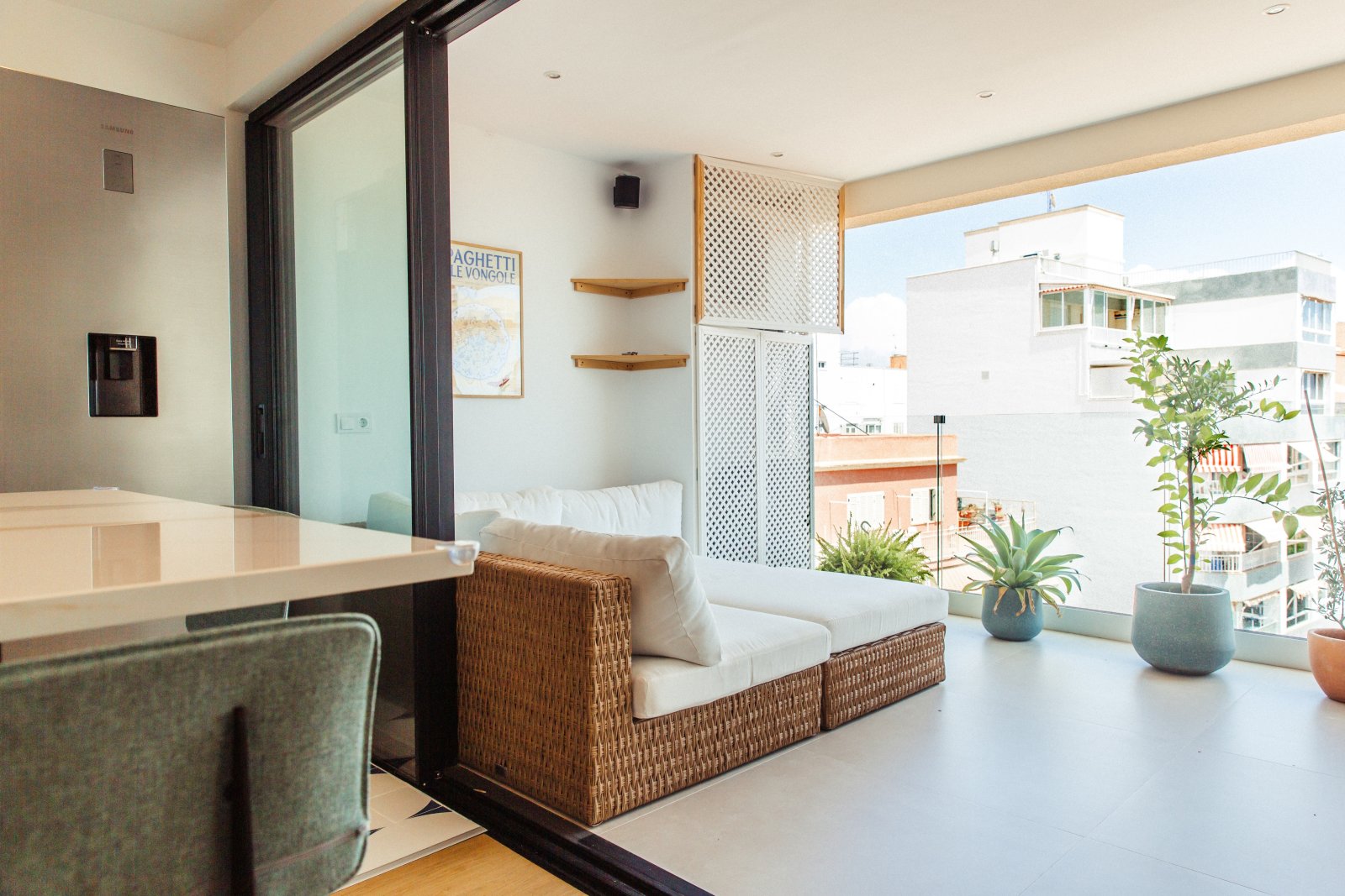 Salón moderno con elementos correderos de altura completa y acceso directo a la terraza