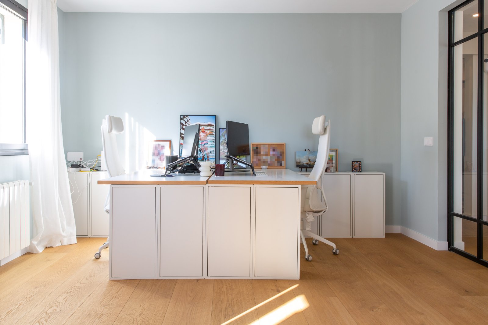 Oficina luminosa con un espacio de trabajo amplio y luz natural