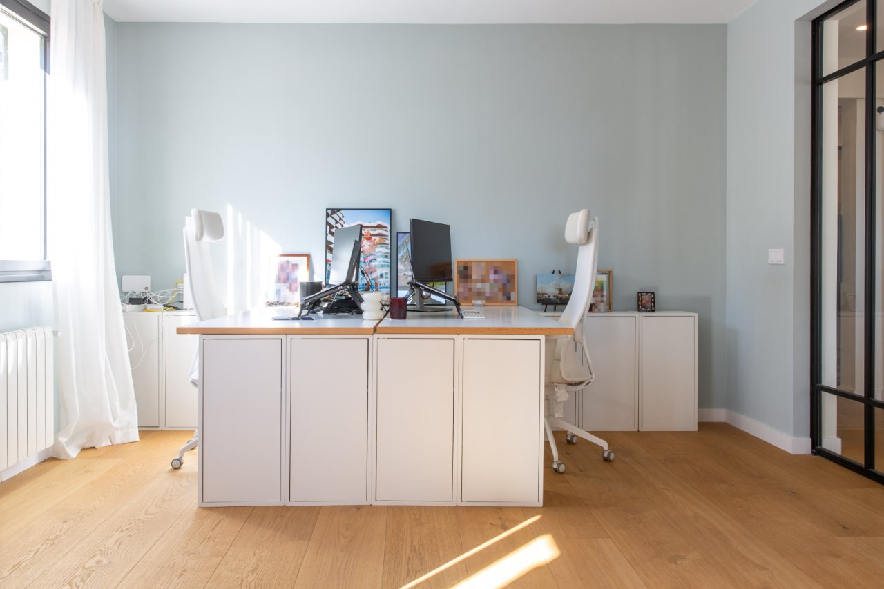 Oficina luminosa con un espacio de trabajo amplio y luz natural