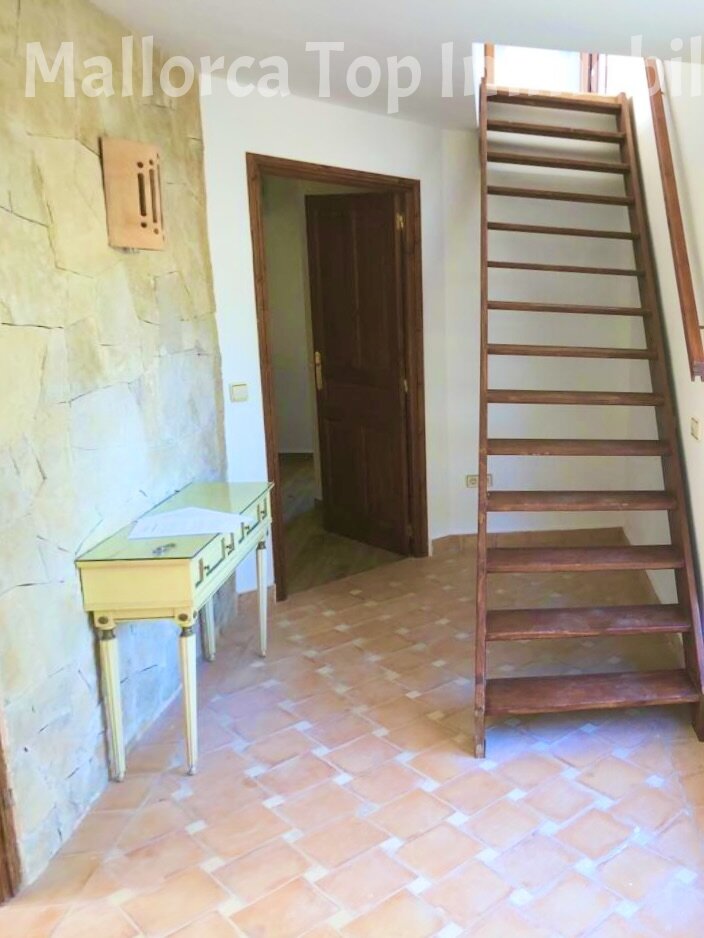 Escalera práctica con acceso directo a las áreas de vivienda Escalera práctica con acceso directo a las áreas de vivienda