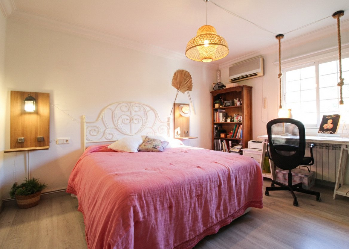 Amplio dormitorio con zona de trabajo integrada y aire acondicionado