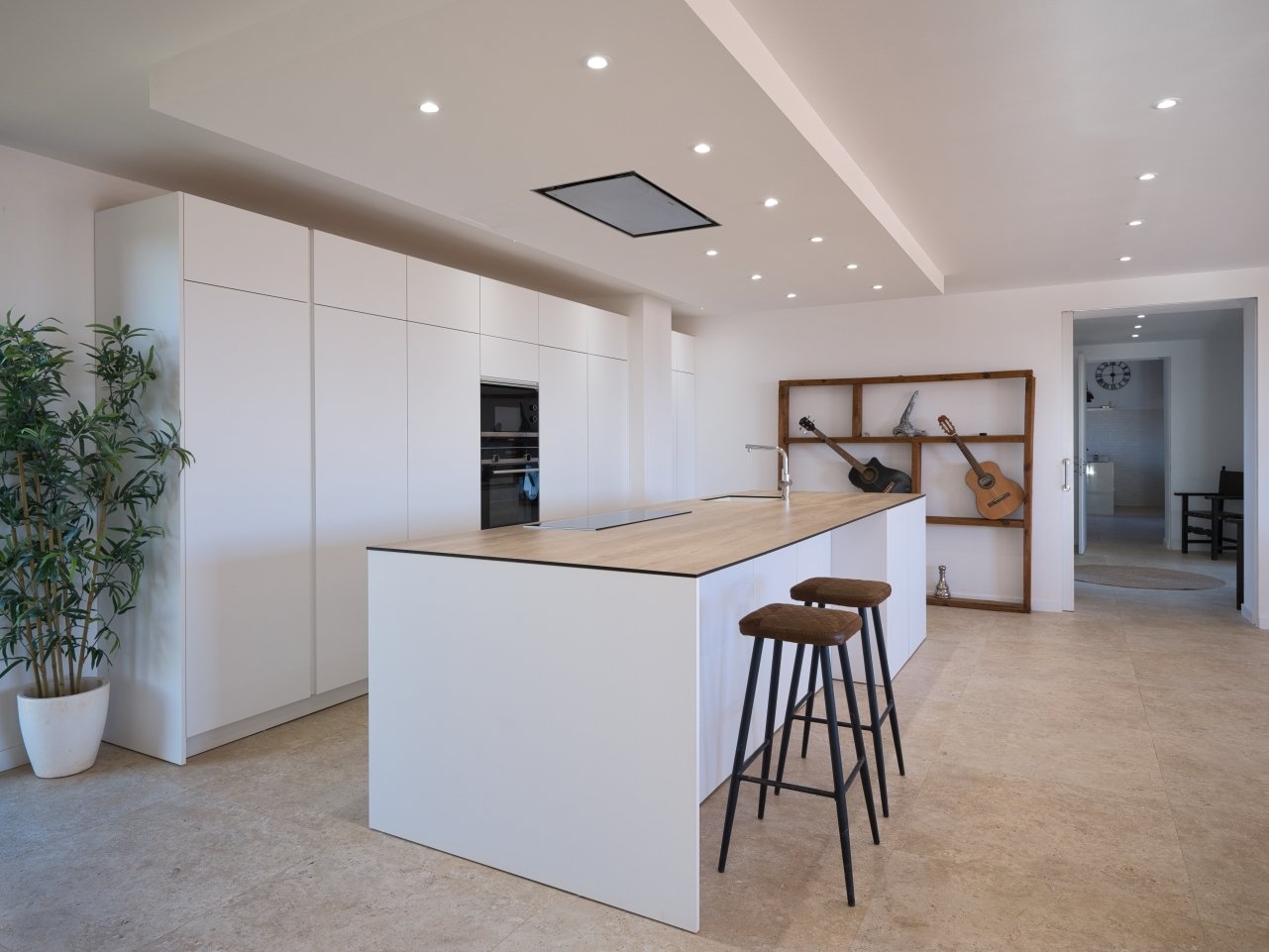 Cocina moderna con isla central y tecnología empotrada de alta calidad