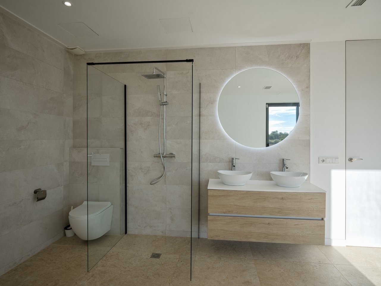 Spa moderno con doble lavabo, ducha a ras de suelo y espejo LED