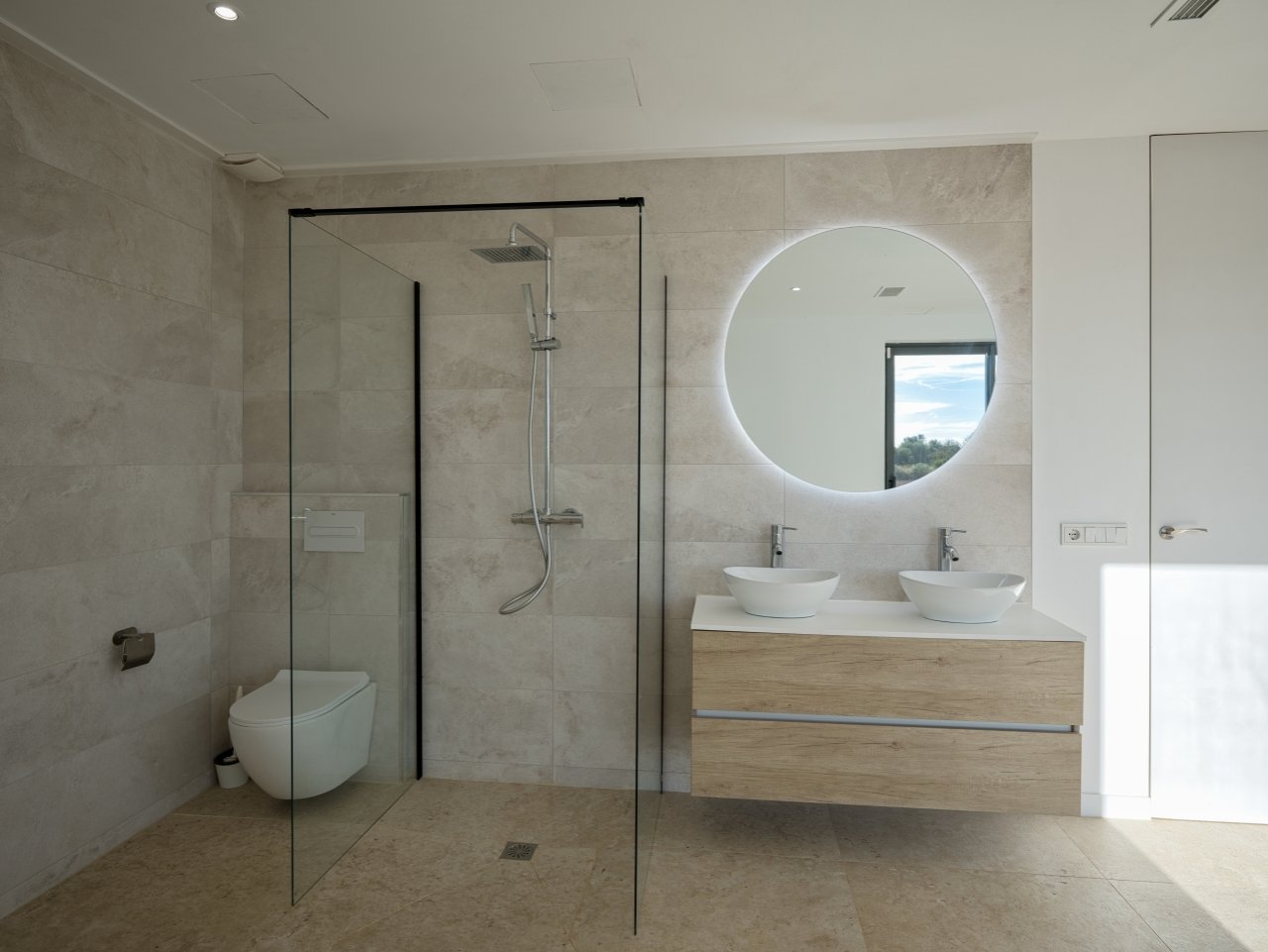 Spa moderno con doble lavabo, ducha a ras de suelo y espejo LED