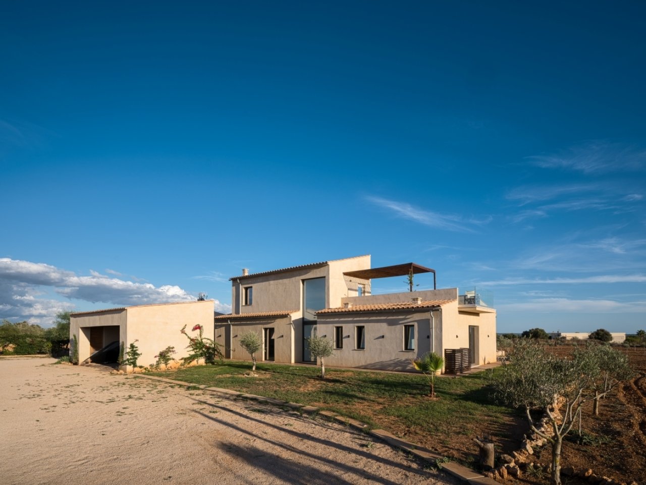 Arquitectura moderna con distribución inteligente del espacio e integración armoniosa del edificio en el paisaje