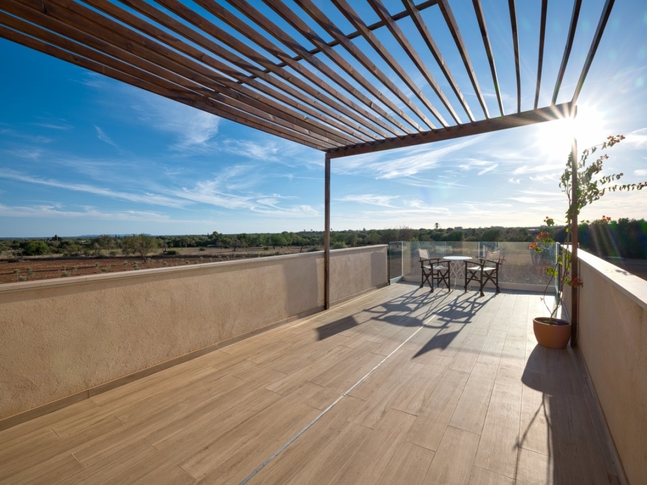 Terraza panorámica con persianas motorizadas y vista panorámica del paisaje