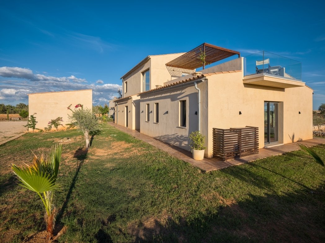 Fachada moderna con estructura inteligente del edificio e integración fluida del espacio exterior
