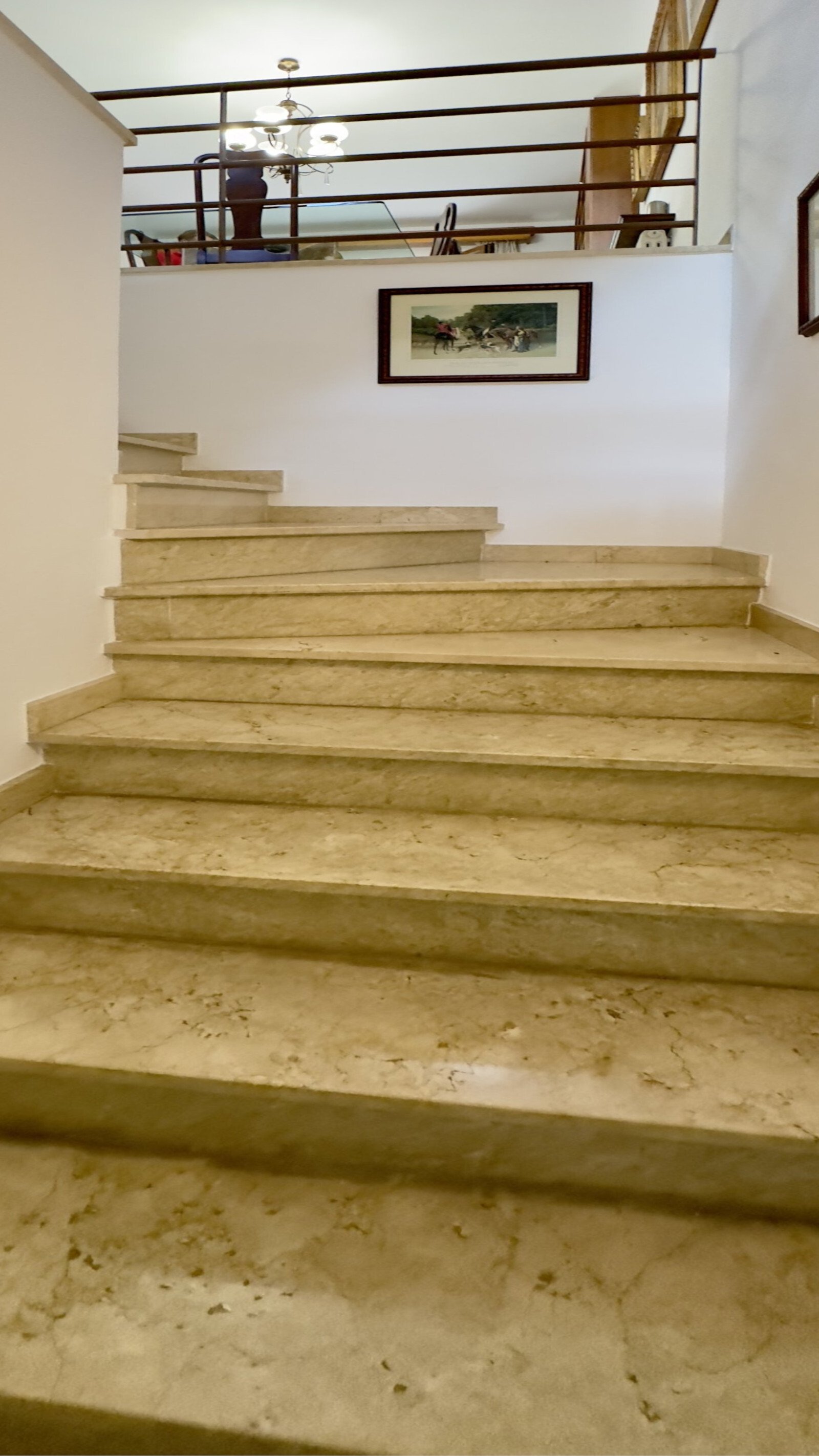 Escultura de escalera natural con barandilla de metal – Destacado arquitectónico con conexión abierta de espacios