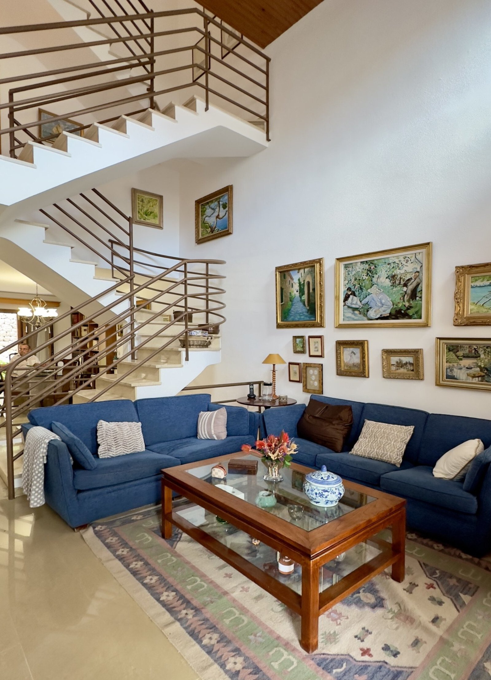 Escalera abierta con galería: techos altos y conexión elegante entre espacios