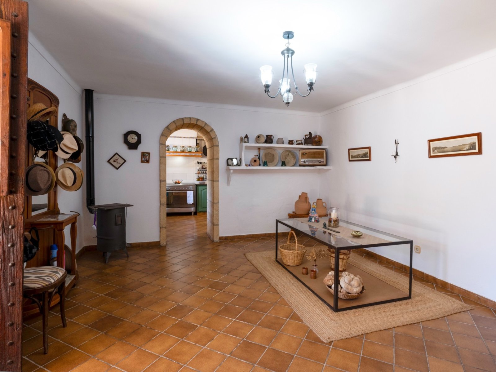 Salón auténtico con arco de piedra con carácter y zonas versátiles