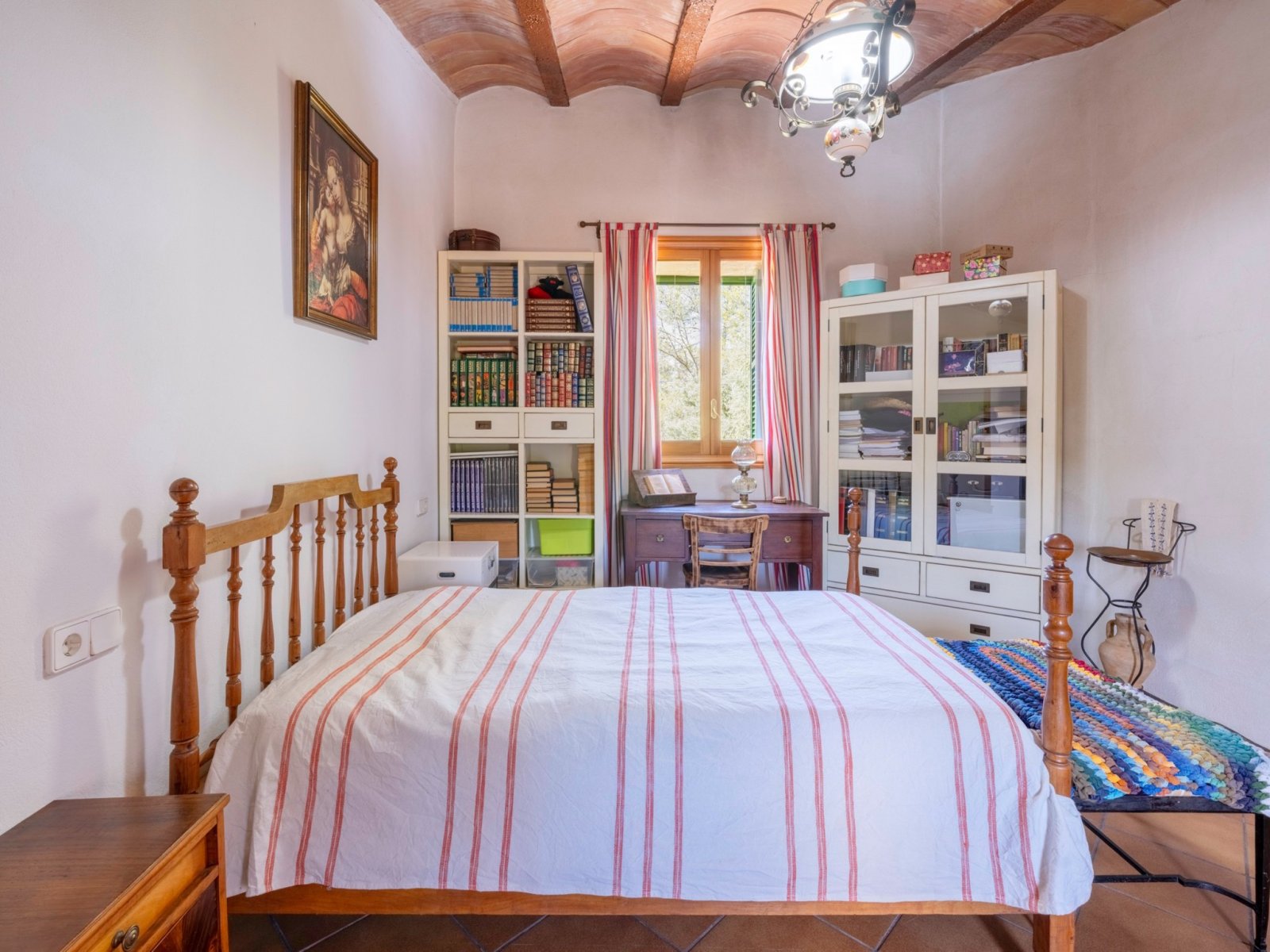 Dormitorio con vigas de madera rústicas, fachada de ventanas y distribución inteligente del espacio para tranquilidad y almacenamiento