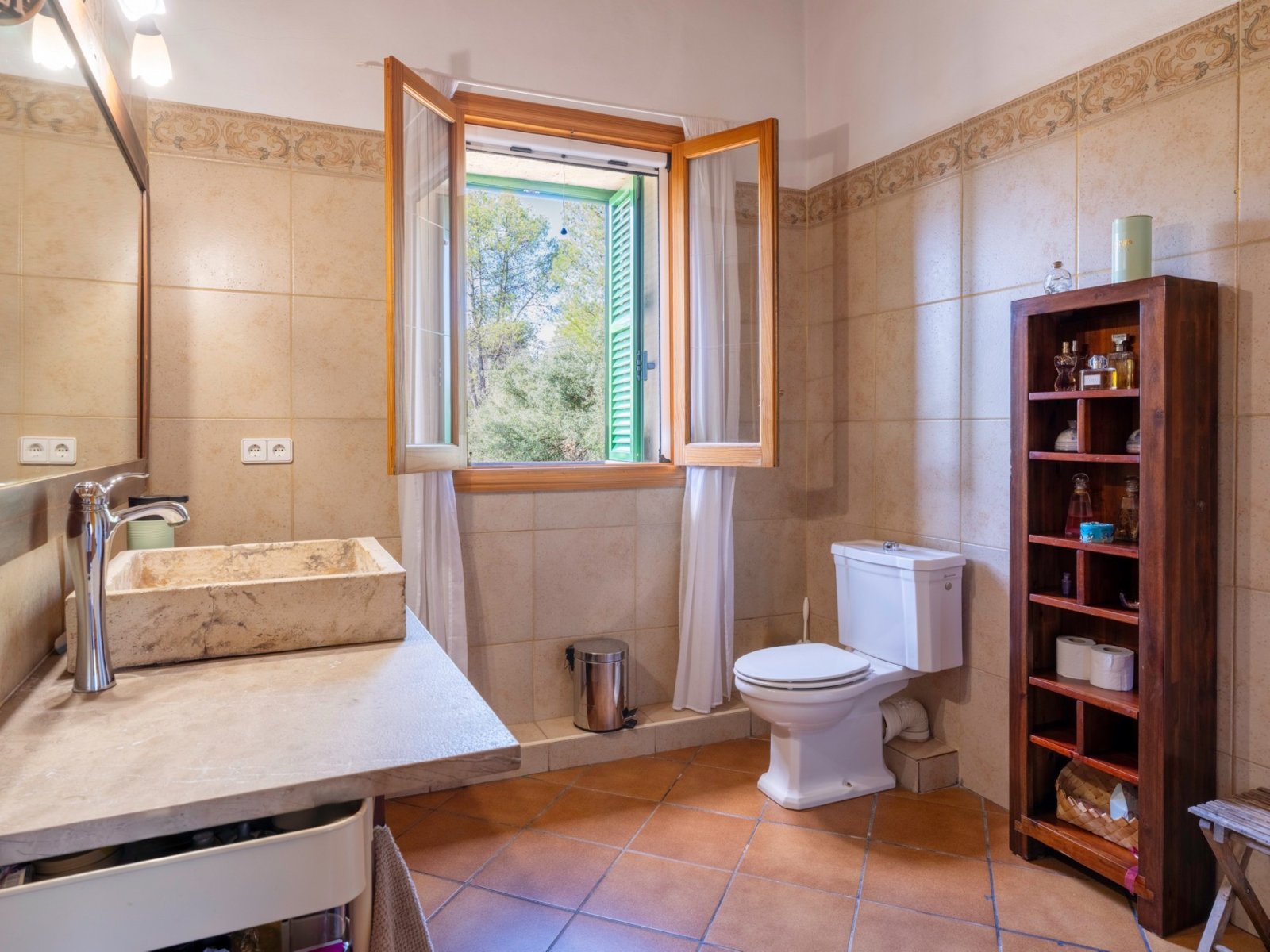 Baño luminoso con repisa, ducha a nivel del suelo y almacenamiento práctico