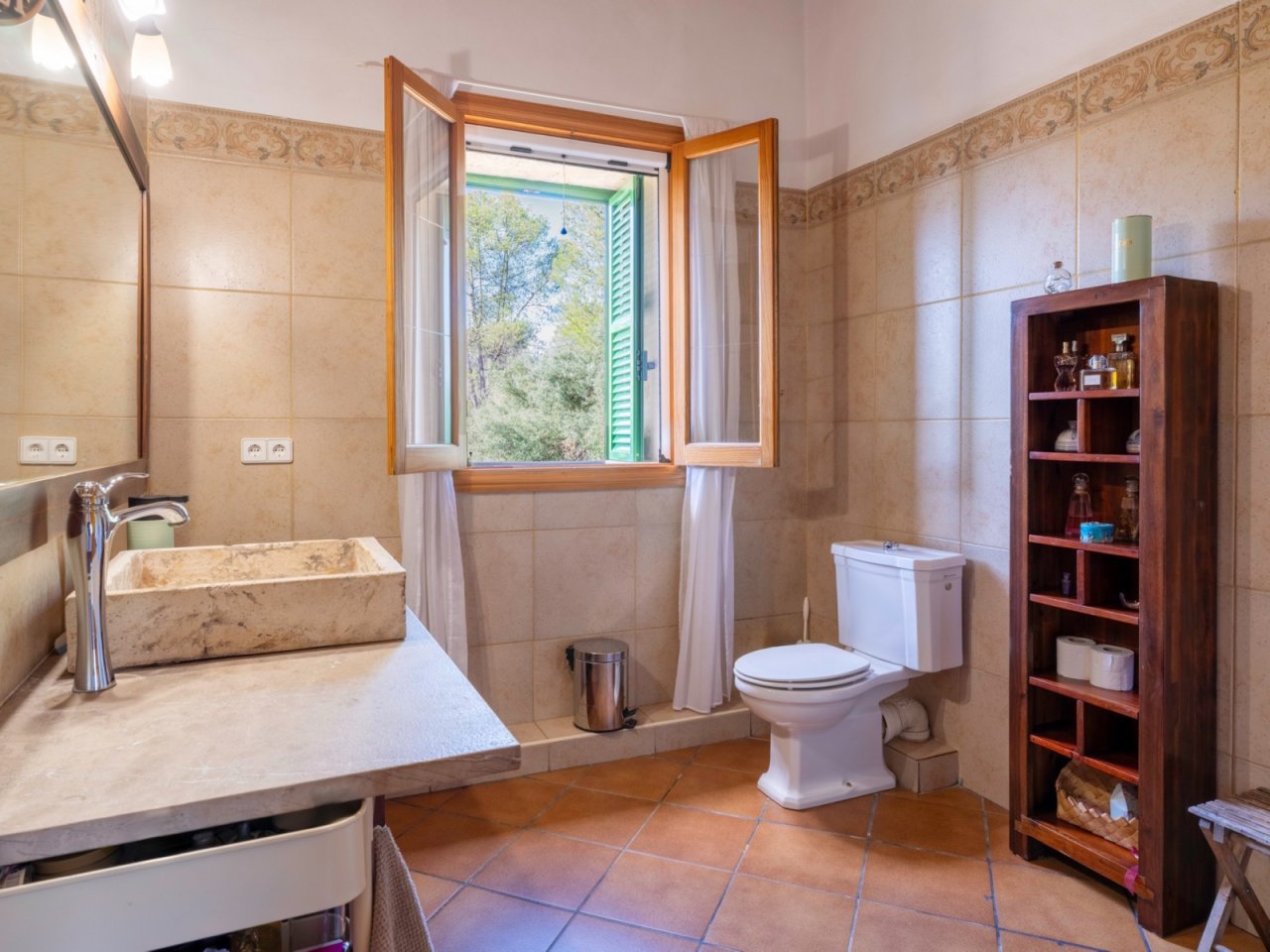 Baño luminoso con repisa, ducha a nivel del suelo y almacenamiento práctico