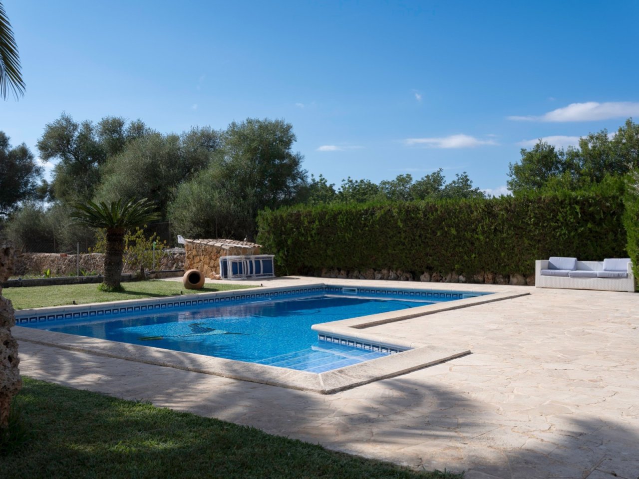 Lugar de retiro relajante: piscina con zona infantil y amplia terraza soleada