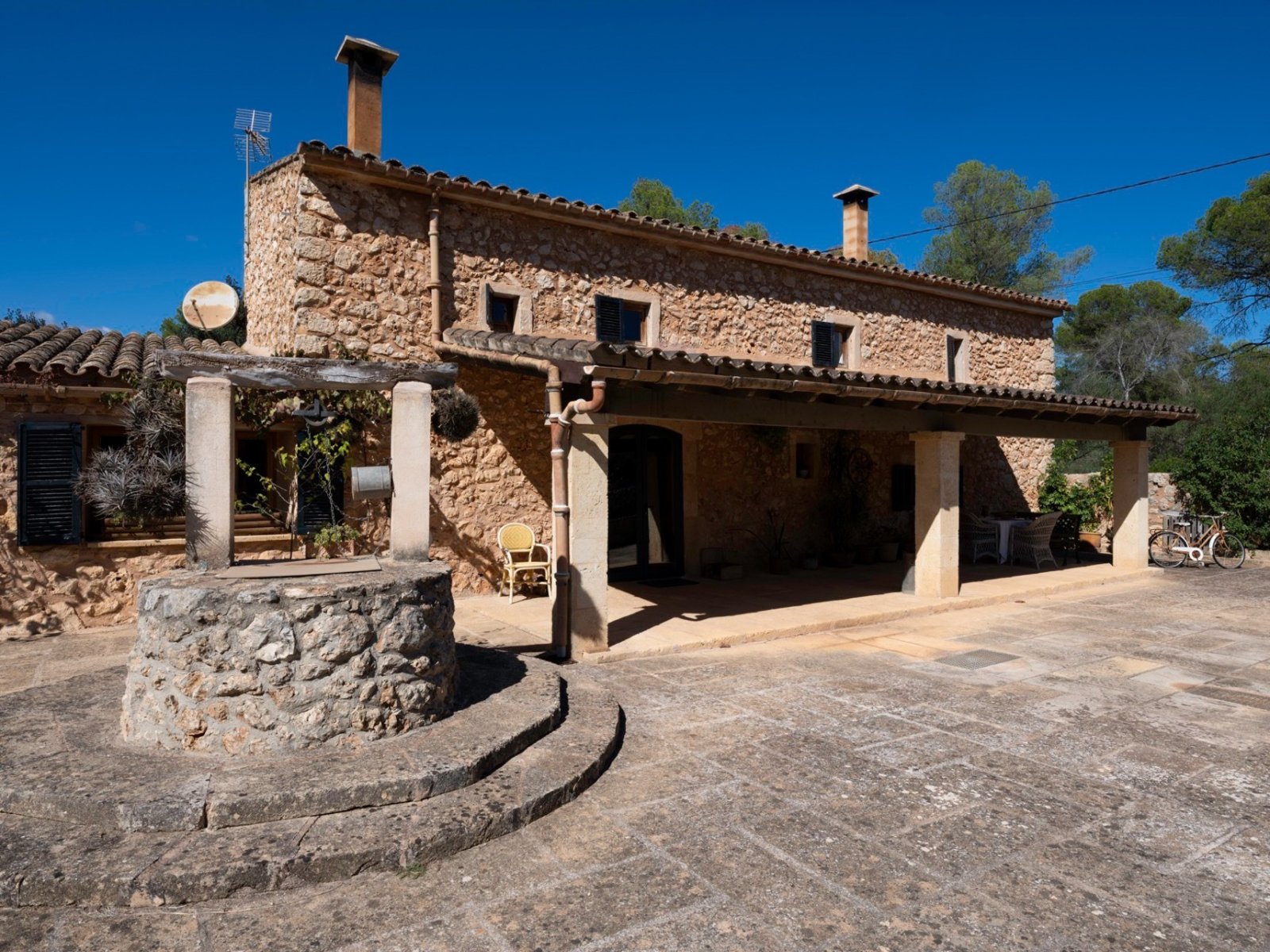 Encantadora finca con arquitectura de piedra auténtica y áreas exteriores funcionales