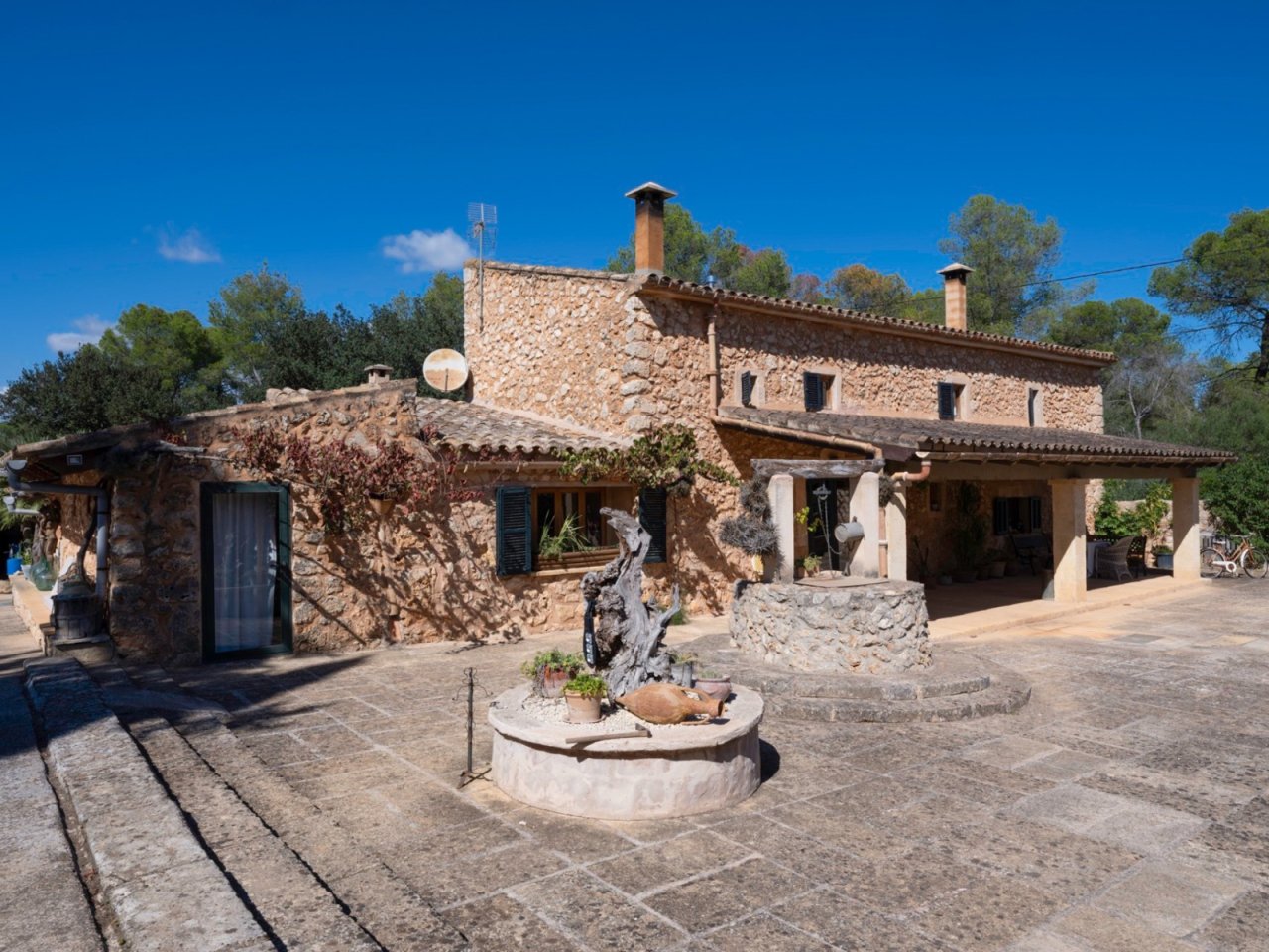 Complejo de granja con carácter, con arquitectura auténtica de piedra y patio interior adoquinado.