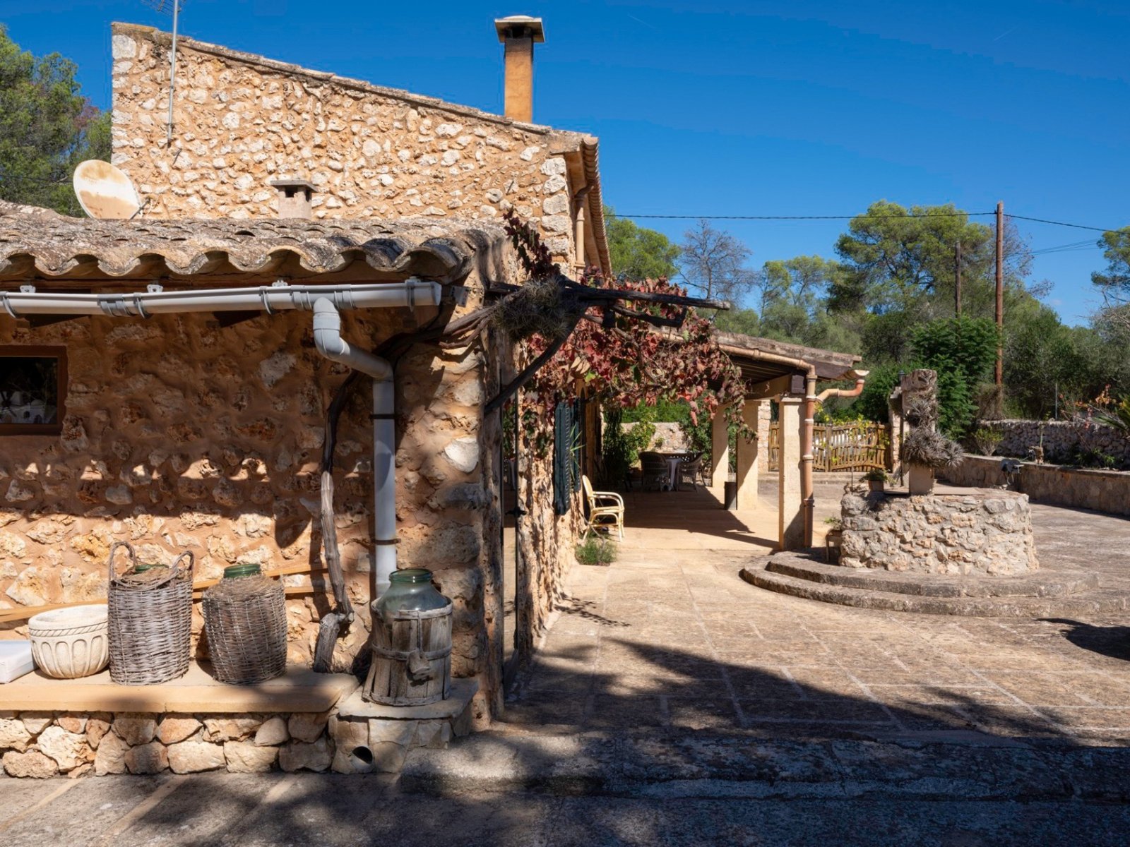 Encantador patio interior con arquitectura de piedra auténtica y áreas funcionales.