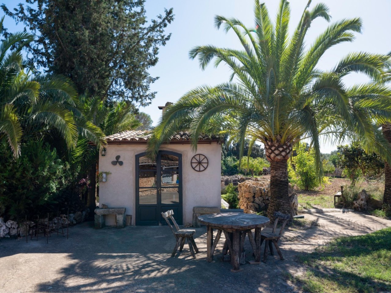 Encantadora casa de huéspedes con arquitectura rústica y conexión a un jardín idílico