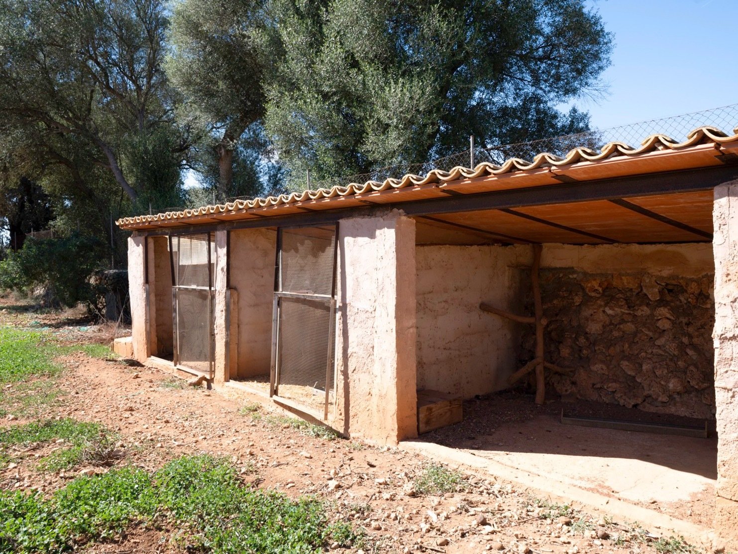Práctico sector económico con fachada de piedra natural y refugio cubierto