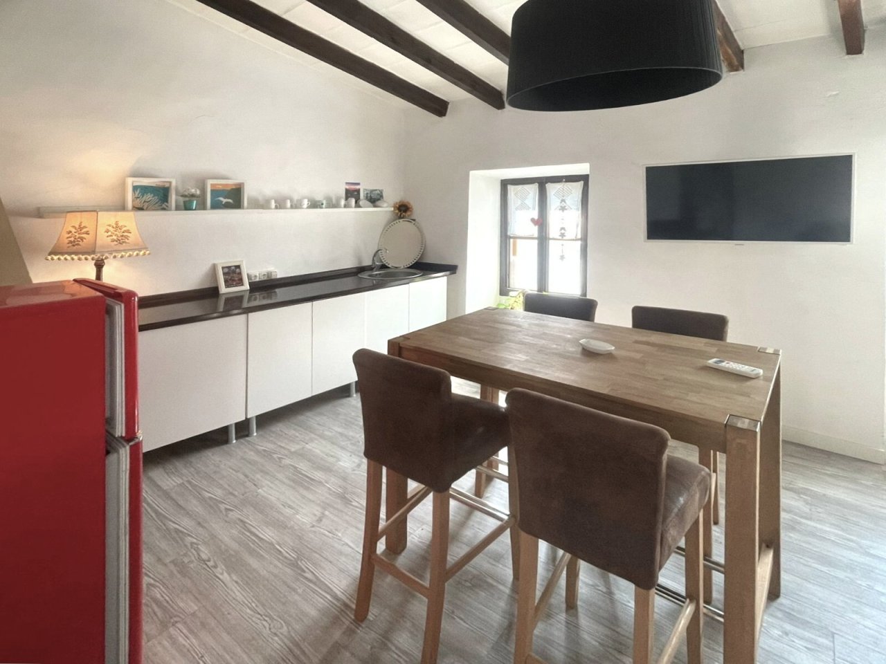 Cocina moderna con área de trabajo bien diseñada y acceso directo a la sala de estar – Uso eficiente del espacio para una vida contemporánea Cocina moderna con área de trabajo bien diseñada y acceso directo a la sala de estar – Uso eficiente del espacio para una vida contemporánea