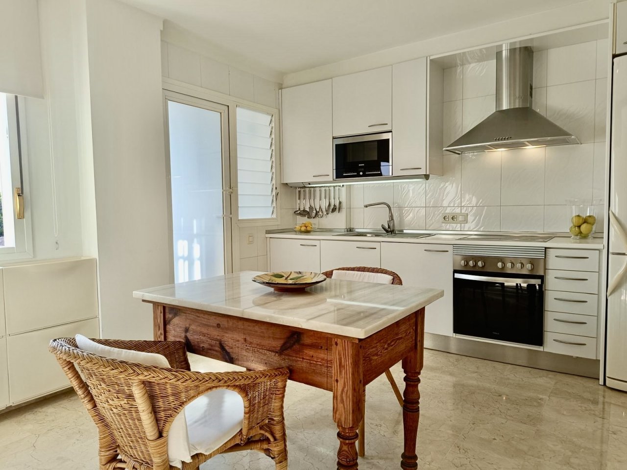 Cocina moderna con isla funcional y equipamiento de alta calidad