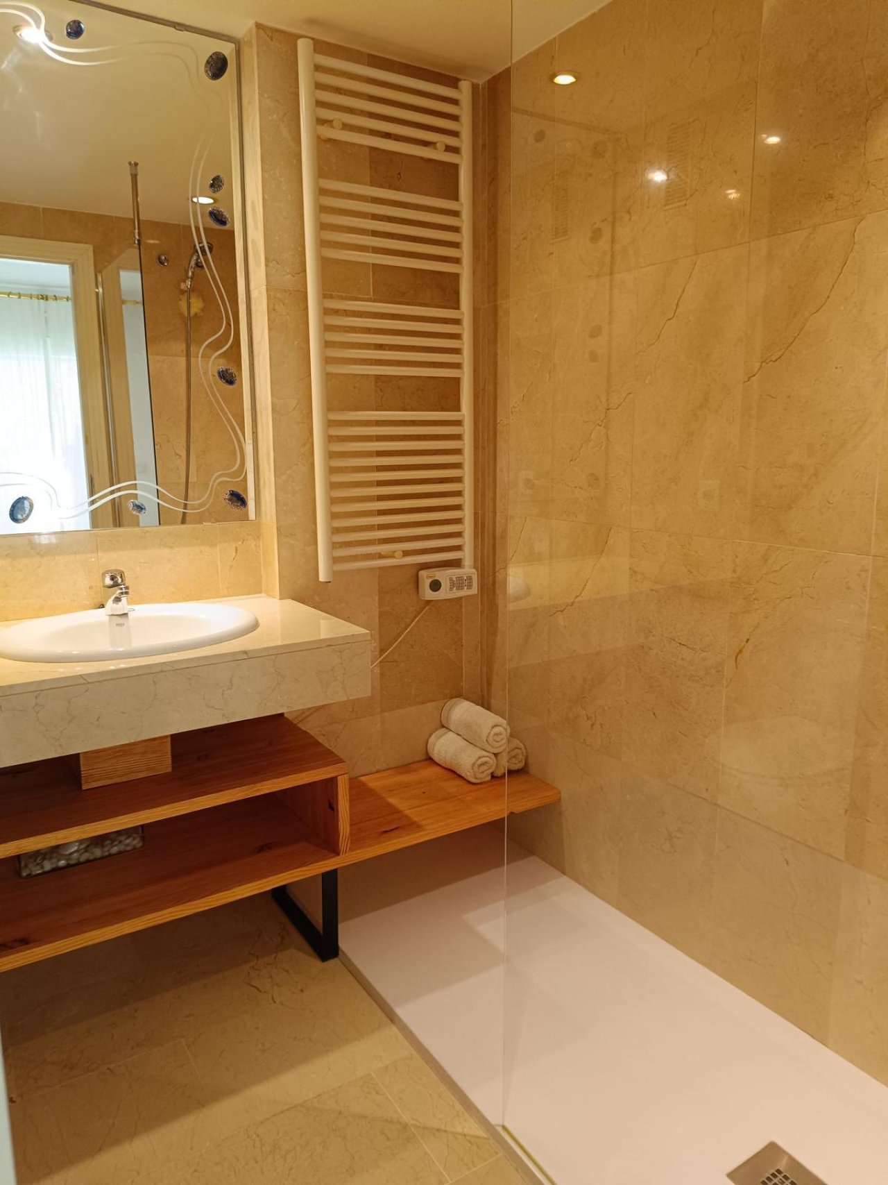Baño moderno con ducha a ras de suelo y almacenamiento práctico