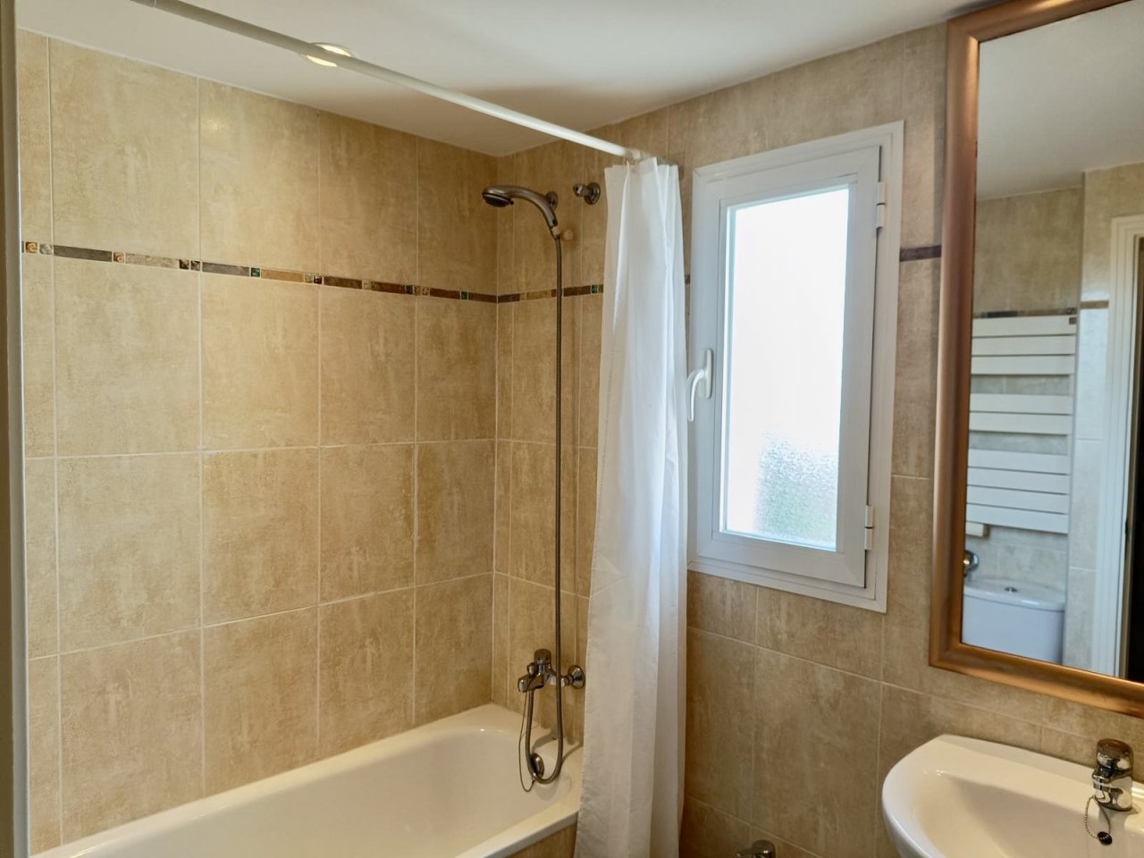 Baño de bienestar con ducha a nivel del suelo y luz natural