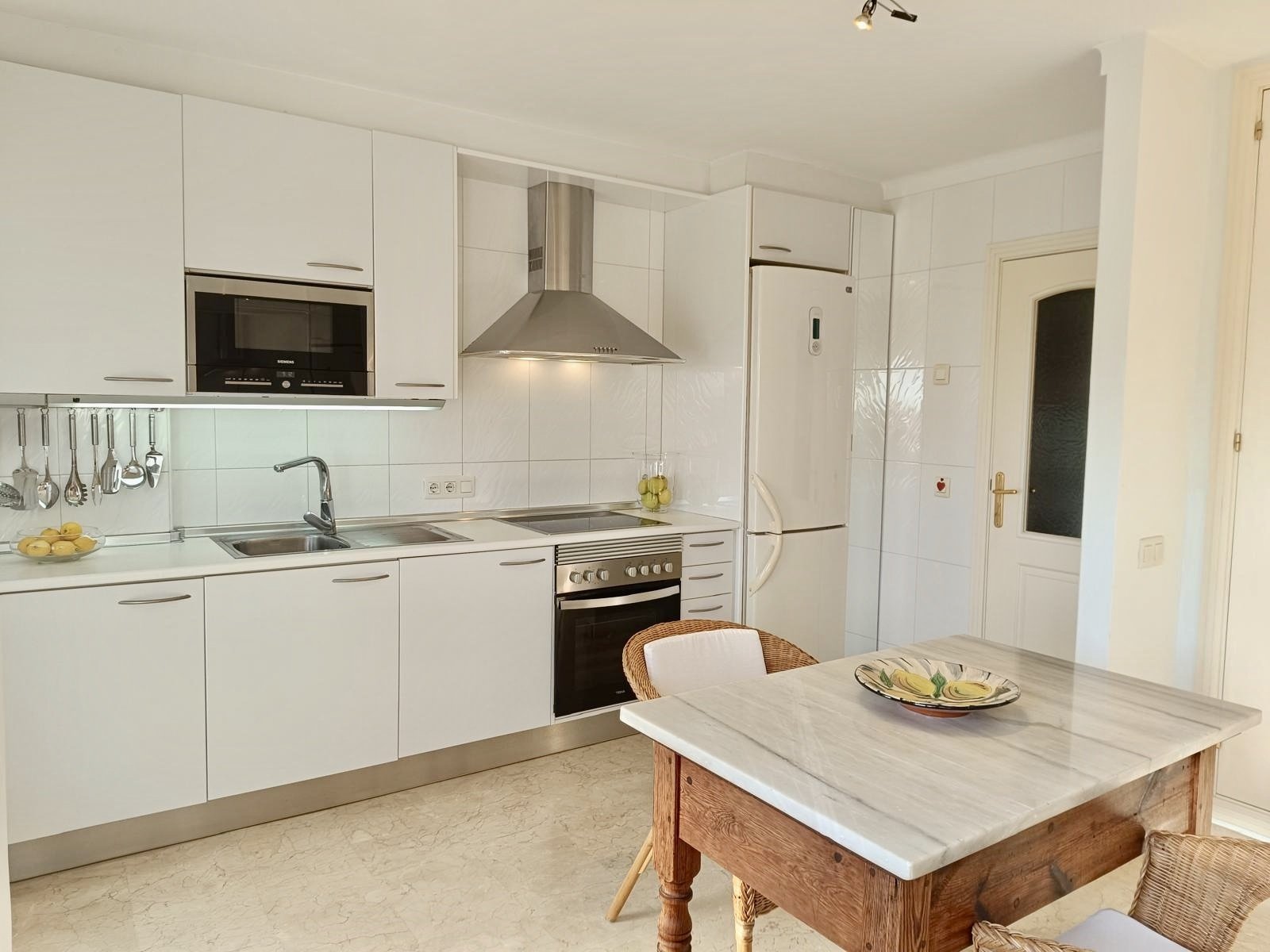Cocina abierta con distribución inteligente del espacio y equipamiento premium