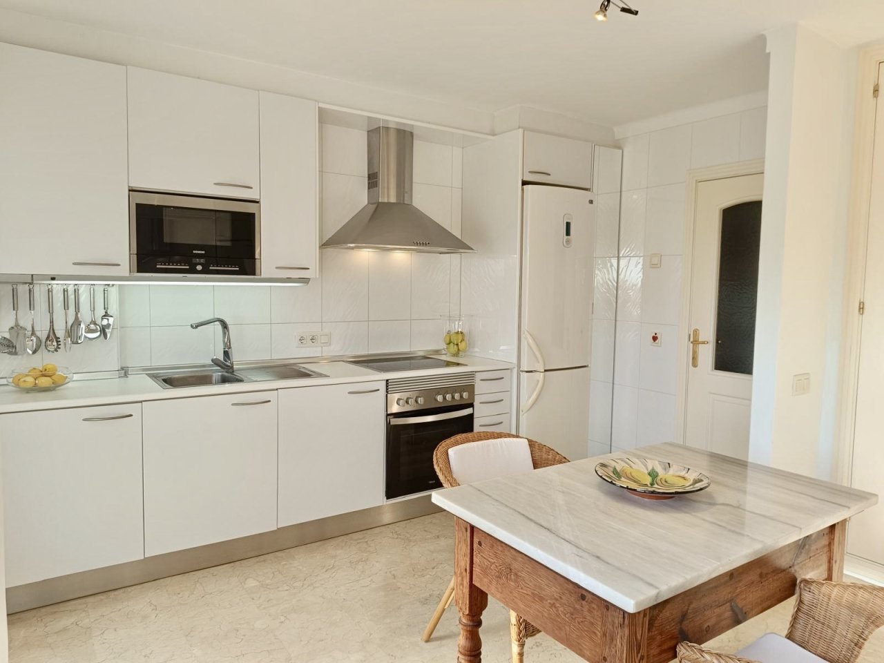 Cocina abierta con distribución inteligente del espacio y equipamiento premium