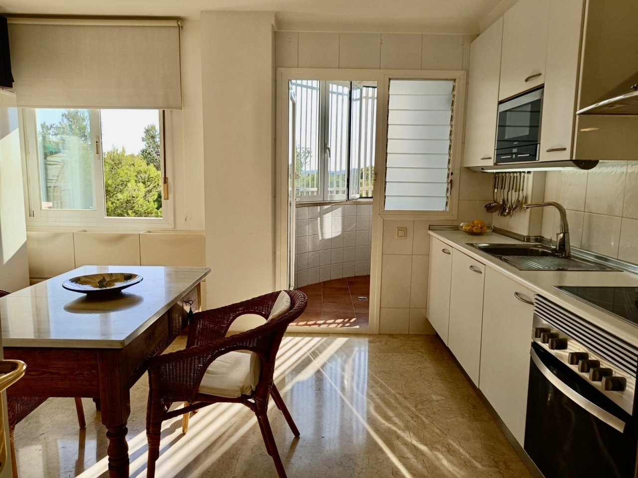 Cocina con zona de comedor – Mucho espacio para cocinar y disfrutar con conexión a balcón