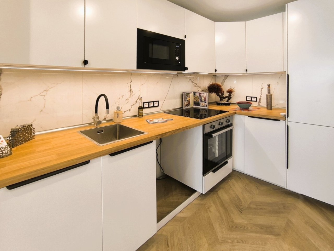 Cocina moderna en forma de L inteligente y equipada con alta calidad Cocina moderna en forma de L inteligente y equipada con alta calidad