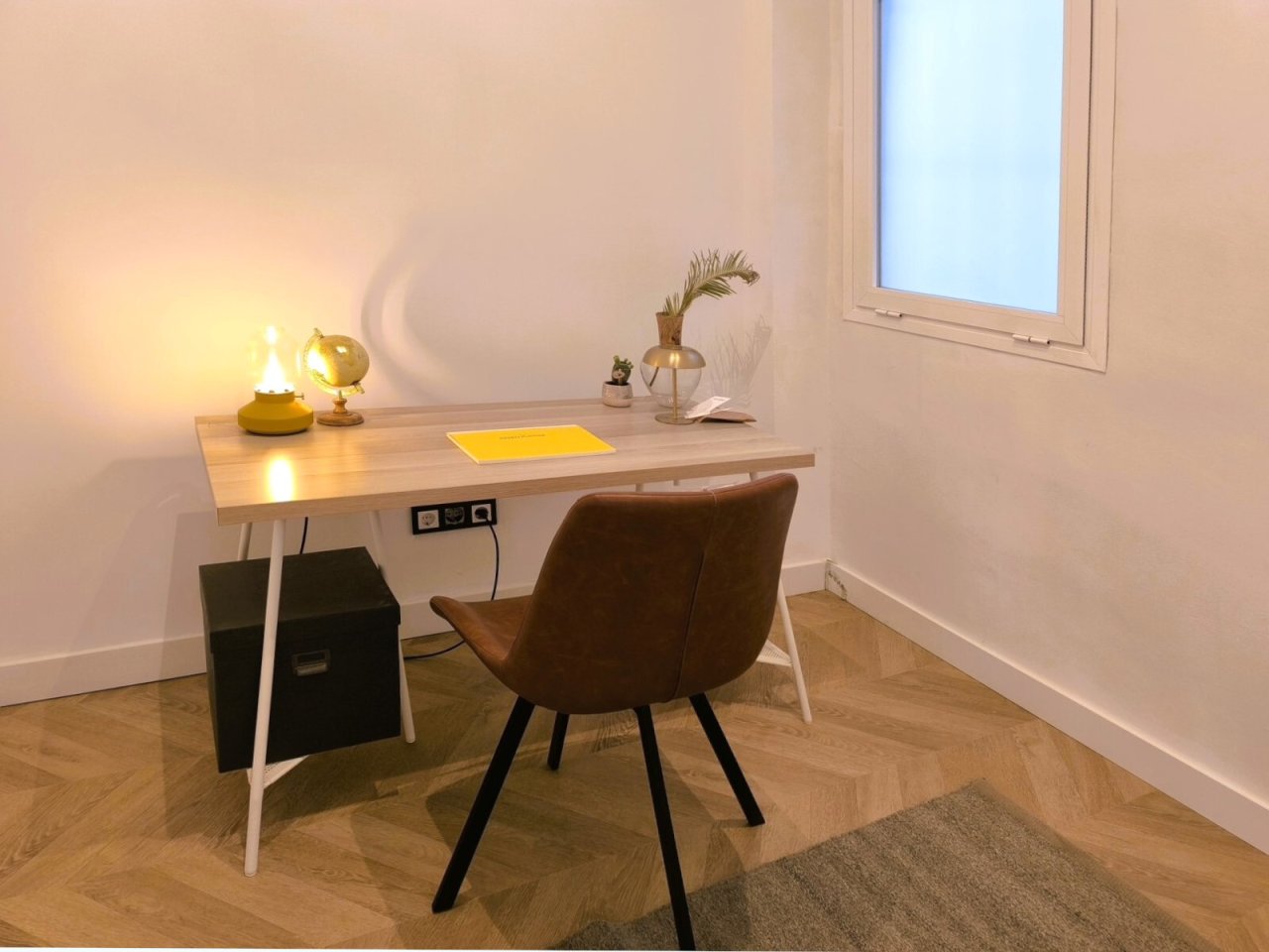 Oficina funcional con iluminación óptima y regleta de enchufes práctica Oficina funcional con iluminación óptima y regleta de enchufes práctica