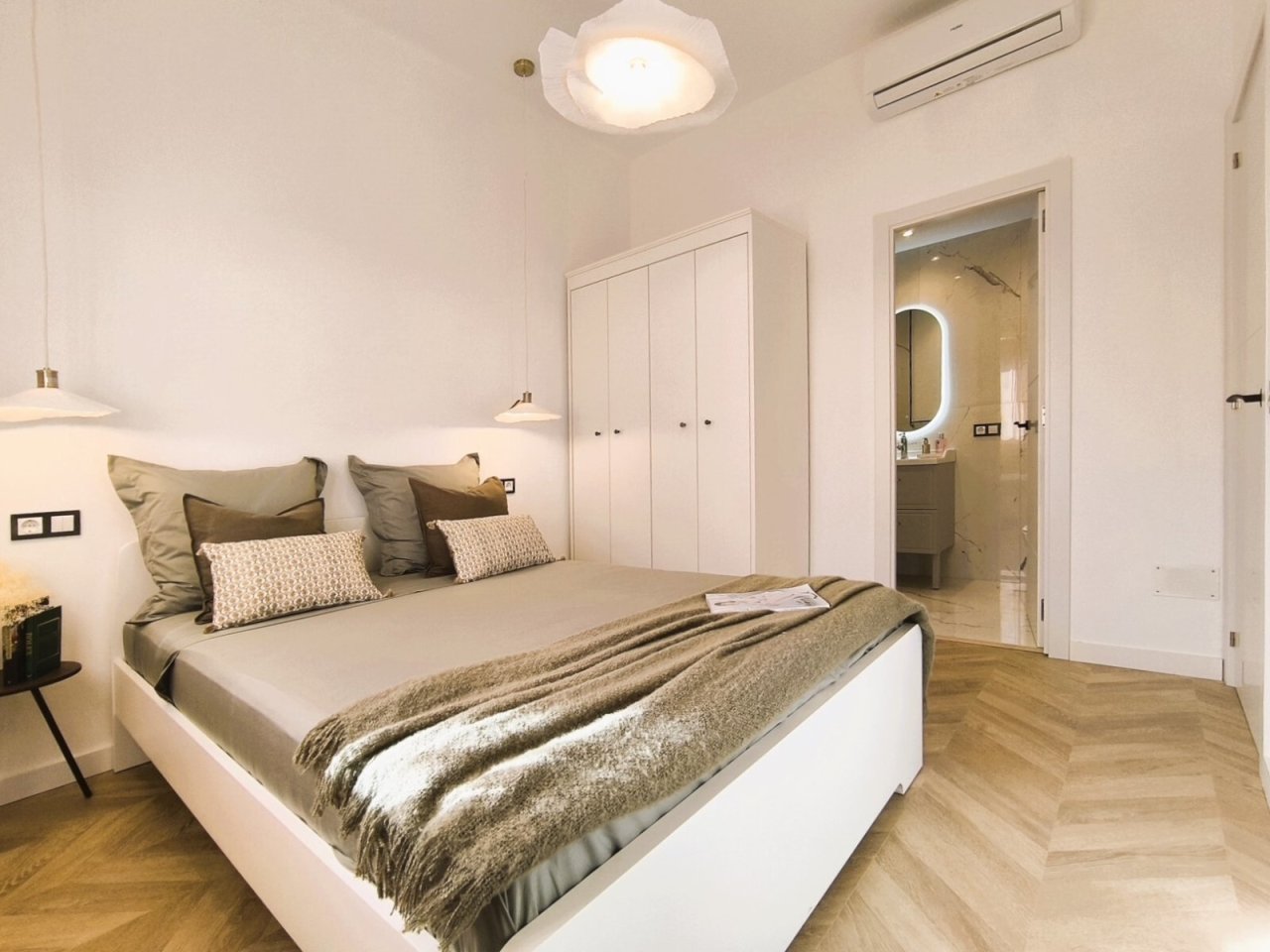 Dormitorio principal con vestidor y baño en suite Dormitorio principal con vestidor y baño en suite