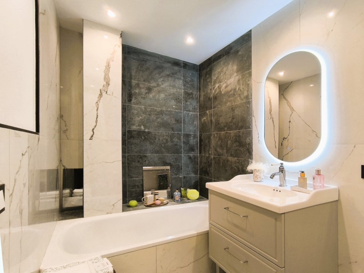 Baño moderno con ducha a nivel del suelo y espejo con LED Baño moderno con ducha a nivel del suelo y espejo con LED