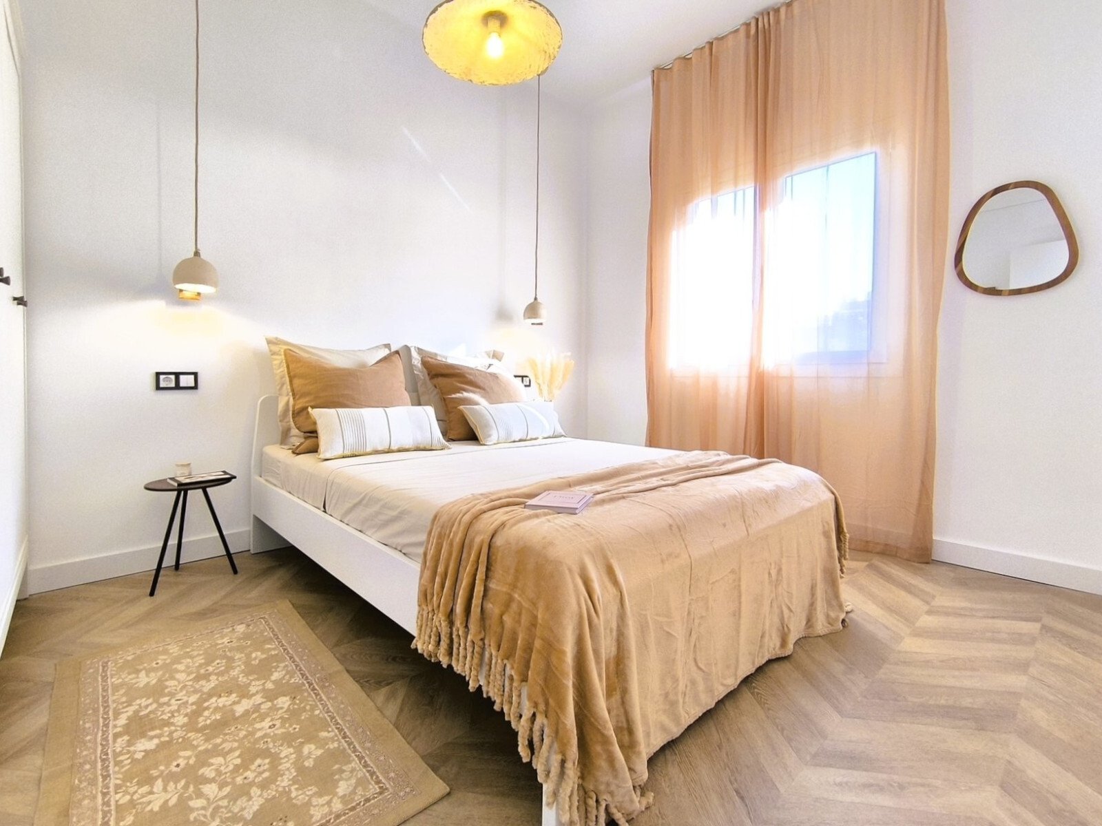 Dormitorio luminoso con ventanas grandes y una concepción de iluminación bien pensada Dormitorio luminoso con ventanas grandes y una concepción de iluminación bien pensada