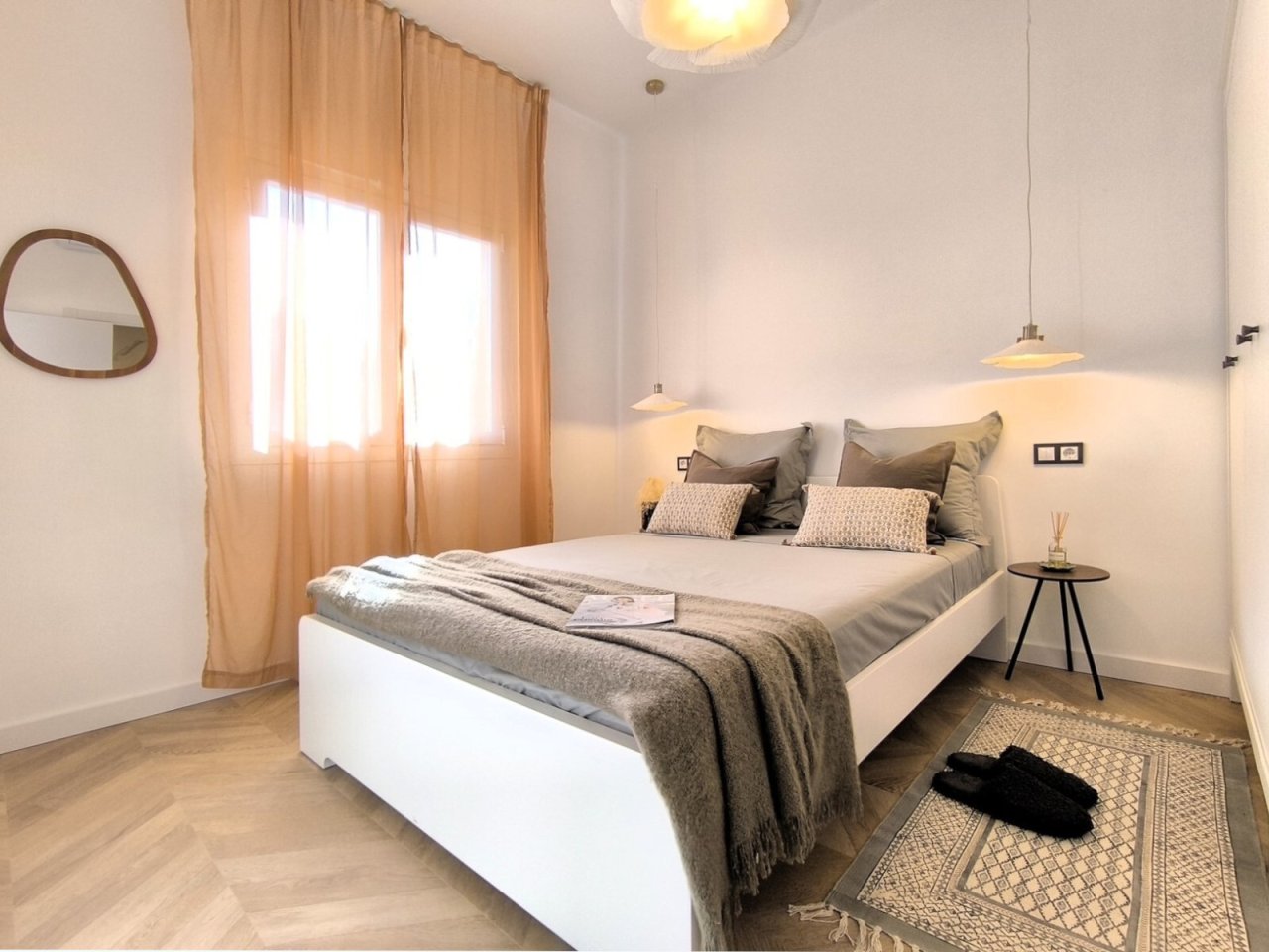Habitación luminosa con ventanas de suelo a techo y diseño moderno del techo Habitación luminosa con ventanas de suelo a techo y diseño moderno del techo