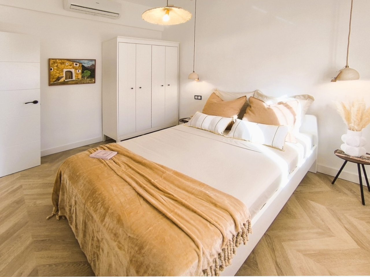 Habitación cómoda con armarios empotrados y una planificación de iluminación bien pensada Habitación cómoda con armarios empotrados y una planificación de iluminación bien pensada