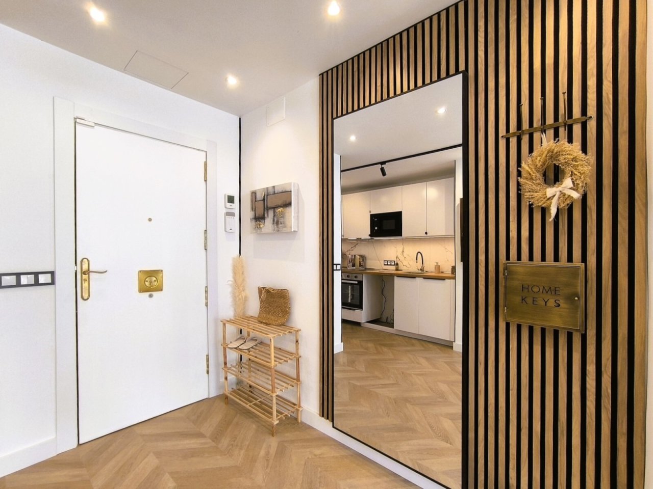 Entrada elegante con diseño funcional bien pensado y conexión directa a todas las áreas de la vivienda Entrada elegante con diseño funcional bien pensado y conexión directa a todas las áreas de la vivienda