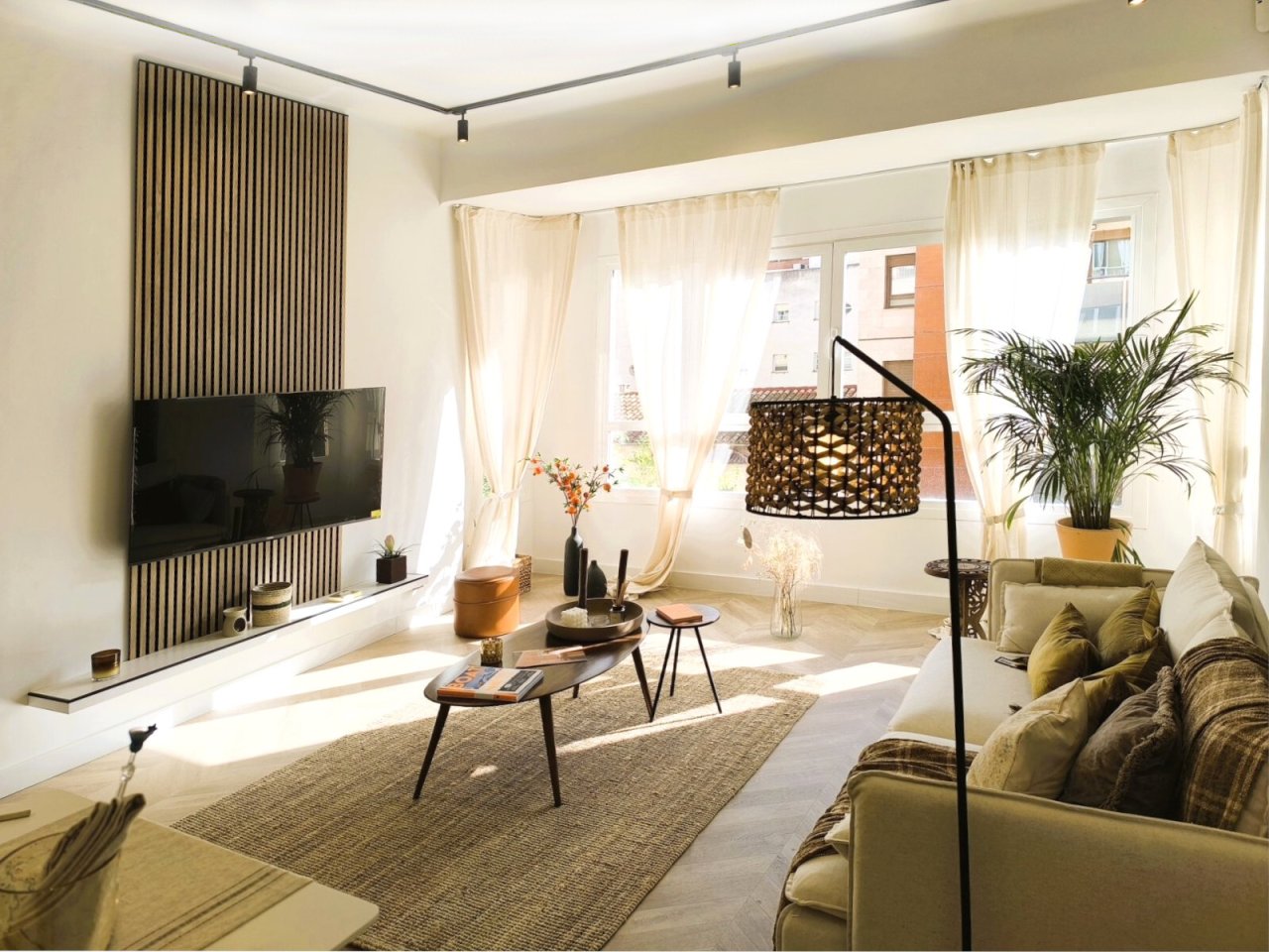Sala luminosa con ventanas de piso a techo y una estufa moderna Sala luminosa con ventanas de piso a techo y una estufa moderna