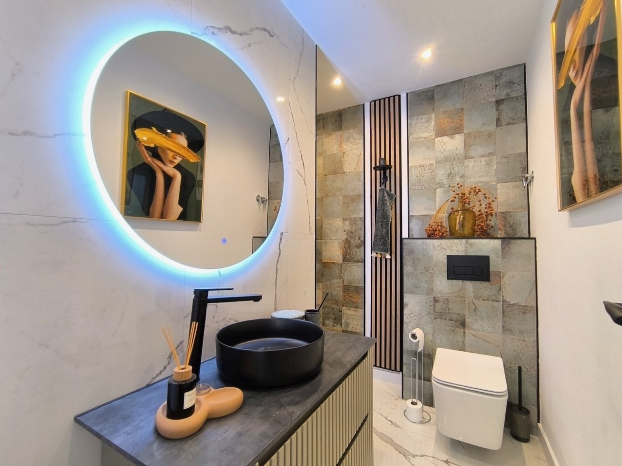 Baño exclusivo con ducha a nivel del suelo, revestimiento de pared de piedra natural y iluminación inteligente para el espejo Baño exclusivo con ducha a nivel del suelo, revestimiento de pared de piedra natural y iluminación inteligente para el espejo