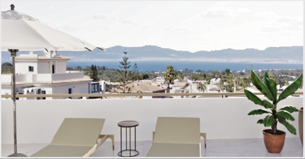 Terraza en la azotea con vistas al mar y zona exterior moderna