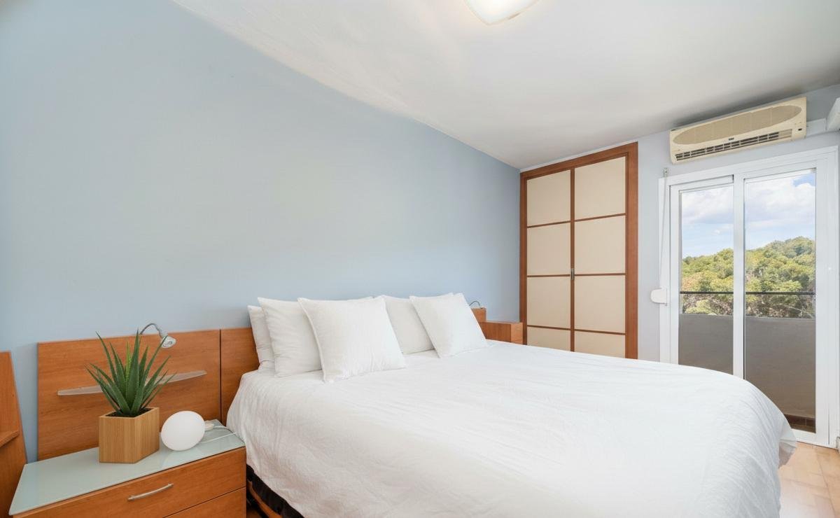 Habitación con acceso a balcón y confort con aire acondicionado