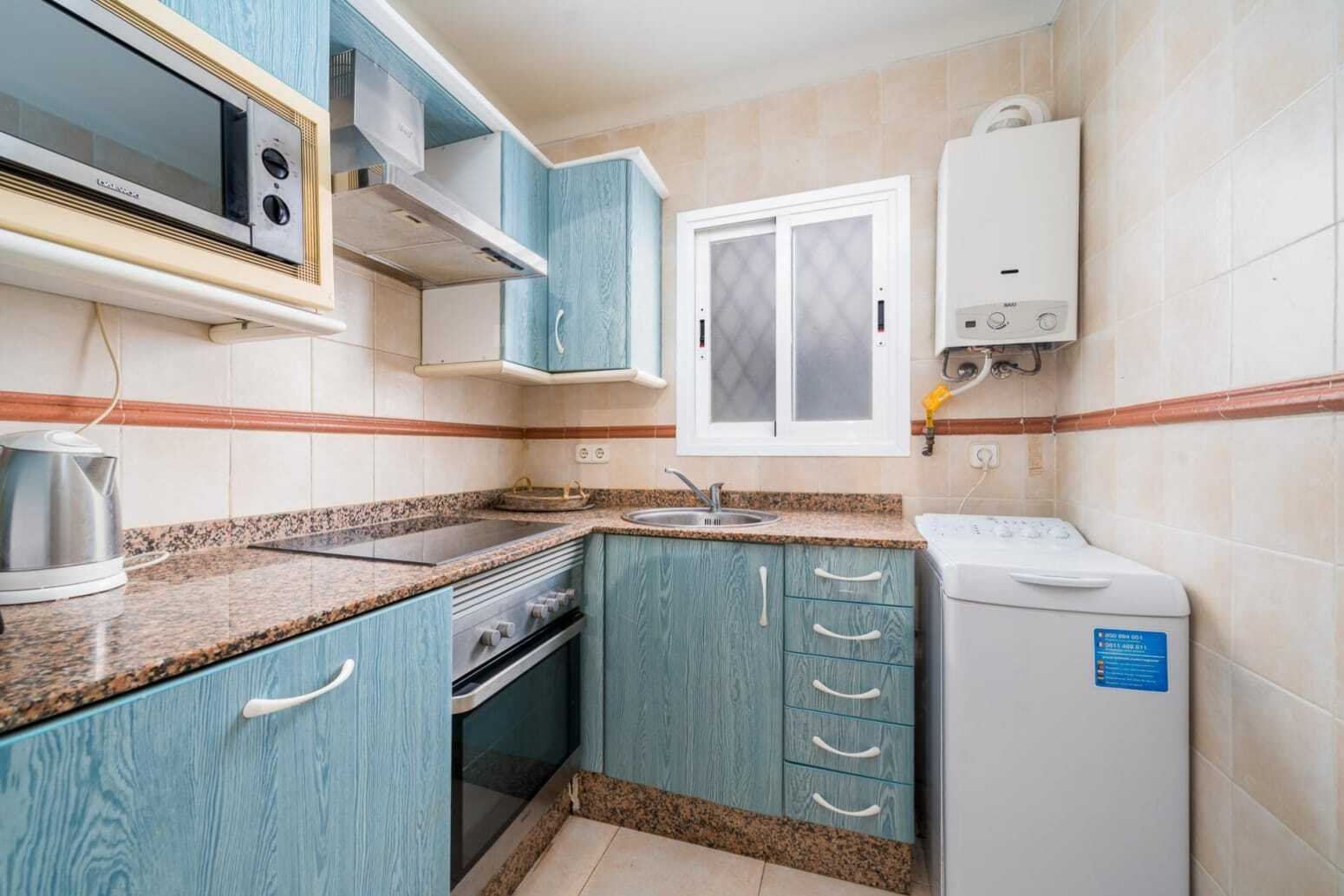 Cocina funcional con distribución práctica del espacio y equipamiento moderno