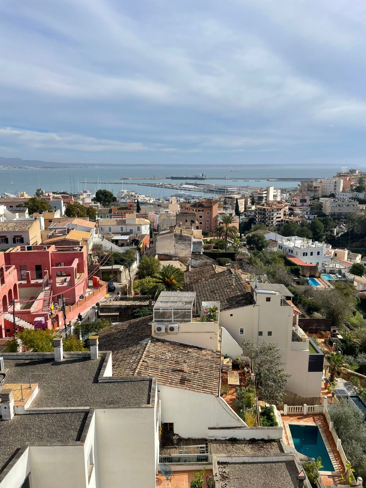 Vista panorámica del puerto y el Mediterráneo – ubicación con vistas despejadas