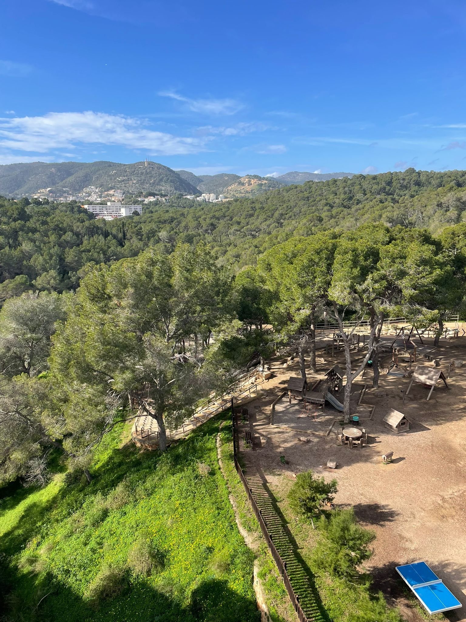 Propiedad natural con amplio terreno exterior y diversas opciones de ocio