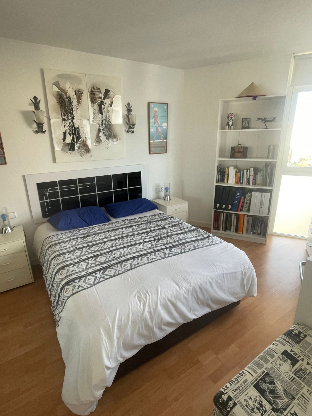 Dormitorio luminoso con integración inteligente de almacenamiento – Estanterías empotradas y nichos prácticos