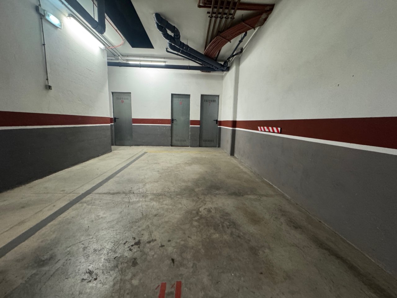 Garaje subterráneo con diseño de acceso óptimo y sistema de seguridad moderno