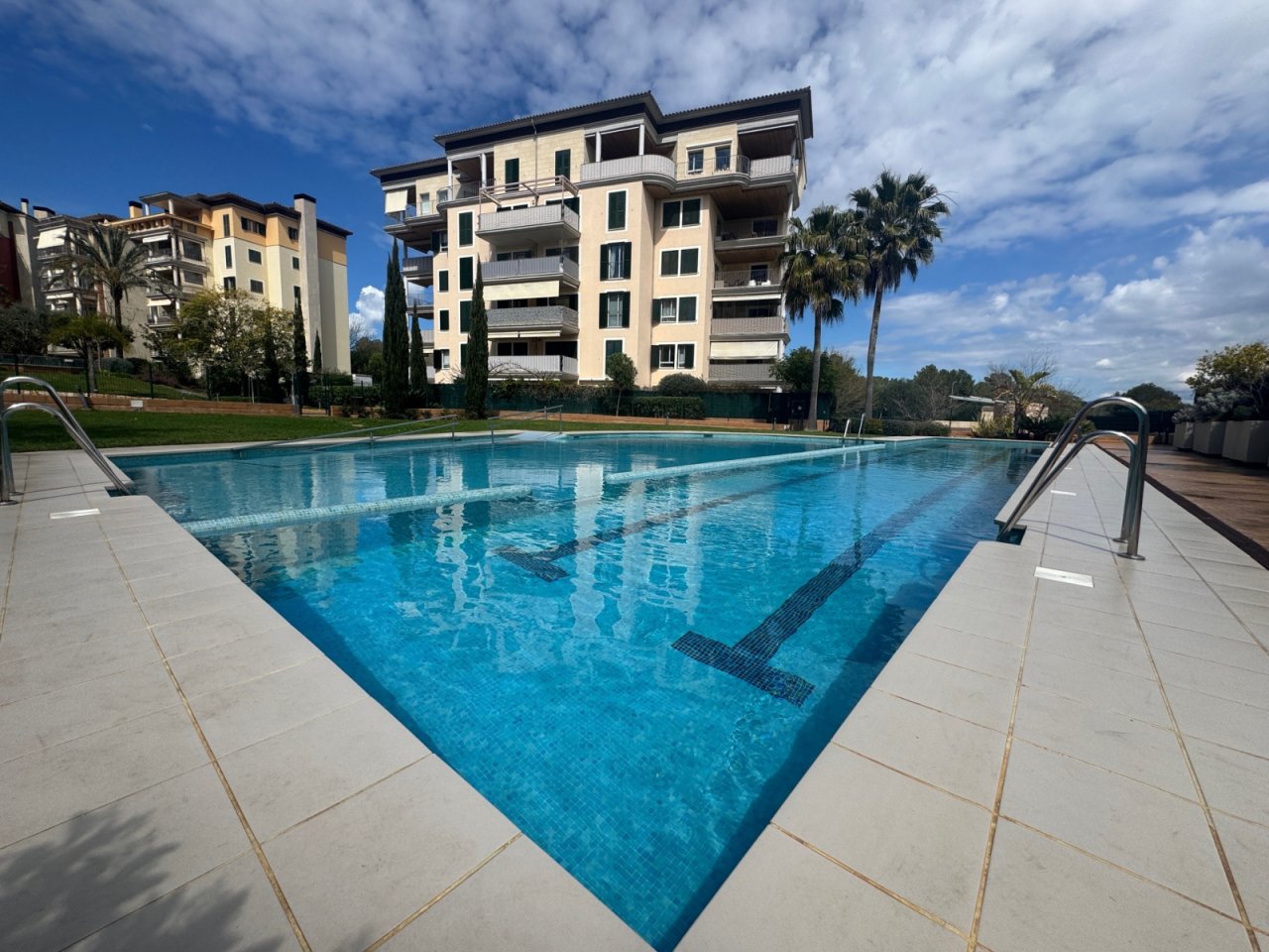 Piscina con piscina deportiva profesional y amplia zona de descanso