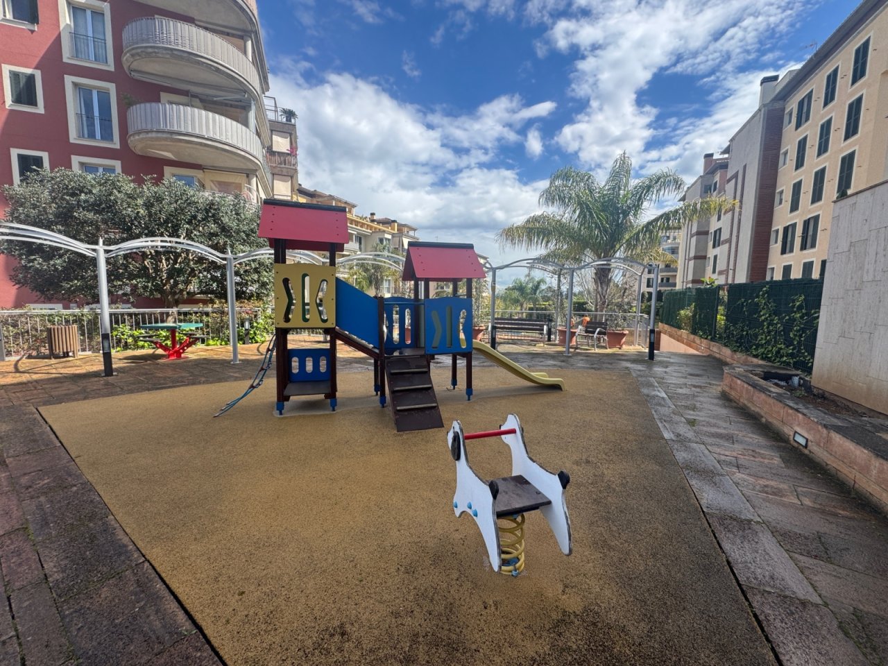 Parque infantil adecuado para niños con juegos modernos y superficie de seguridad anticaídas
